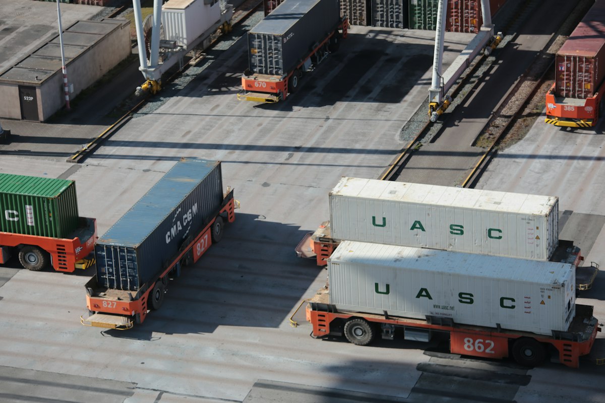 Pilih Kapal Roro atau Container Laut? Mana yang Paling Efektif untuk Kargo Bisnis Anda?